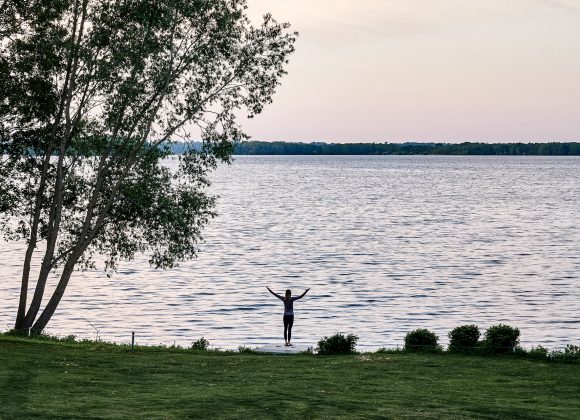 Frau am See „Innehalten und Ausrichten – Ihre Coaching Auszeit für Klarheit und Veränderung“